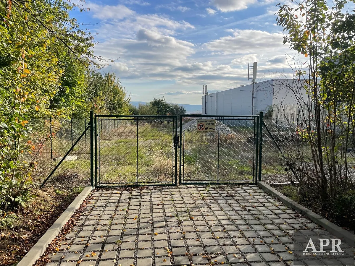 Pronájem komerční nemovitosti 828 m²